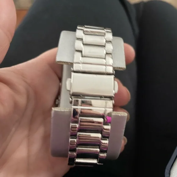 BNIB Disney Store Exclusive I LOVE ❤️ NY Mickey Mouse watch - Picture 3 of 6